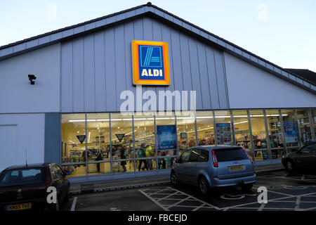 Außenansicht des Kunden einkaufen im Supermarkt Aldi-laden in Brecon Wales UK KATHY DEWITT Stockfoto