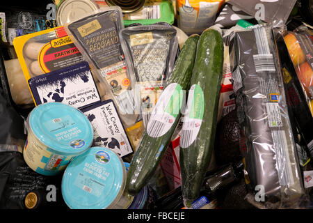 Lebensmittel am Check-out-Schalter im deutschen Discounter, Aldi Supermarket Interior in Wales UK, Großbritannien, KATHY DEWITT Stockfoto