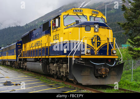 EMD SD70MAC Diesellok der Alaska Railroad, Registrierungsnummer 4323, in gelb und blau ARR-Lackierung. Seward, Alaska. Stockfoto