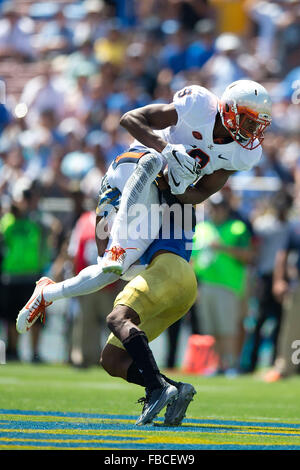 Breite Empfänger Kanaan Severin #9 von den Virginia Cavaliers fängt einen Pass über defensive zurück Tahaan Goodman #21 von der UCLA Stockfoto