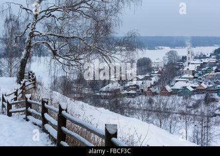 Winter-Blick vom Dom Berg der alten russischen Stadt Plyos in Ivanovo Oblast an den Ufern des Flusses Wolga, Russland Stockfoto