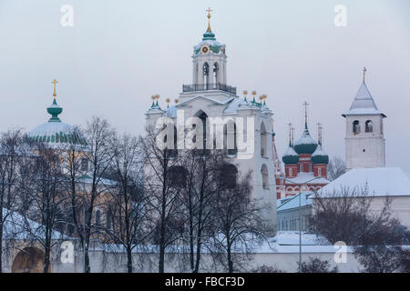 Winter Ansicht Süd-West-Turm und die Mauern des Klosters Heilige Verklärung in der Mitte Stadt Yaroslavl, Russland Stockfoto