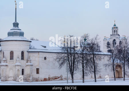 Winter Ansicht Süd-West-Turm und die Mauern des Klosters Heilige Verklärung in der Mitte Stadt Yaroslavl, Russland Stockfoto