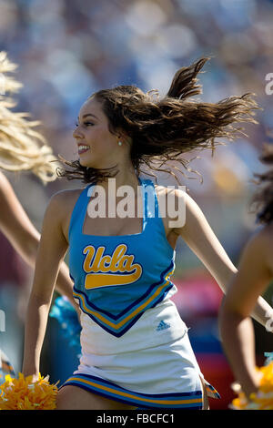 UCLA Bruins Cheerleader führt im vierten Quartal gegen die Virginia Cavaliers in der Rose Bowl am 5. September, Stockfoto