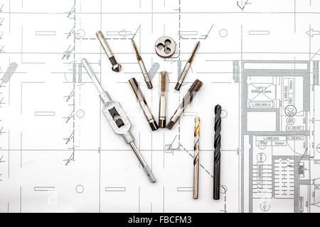 Klopfen-Betrieb plus Schraubenschlüssel und Bohrer auf ein Haus planen Stockfoto