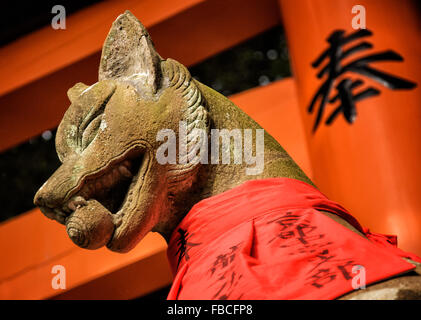 Fox-Statue am Fushimi Inari-Taisha, ein großer Shinto Schrein Komplex in der Nähe von Kyoto, Japan. Stockfoto