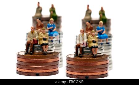 6 Miniatur-Leute sitzen auf 2 Stapel von britischen Geld Münzen Stockfoto