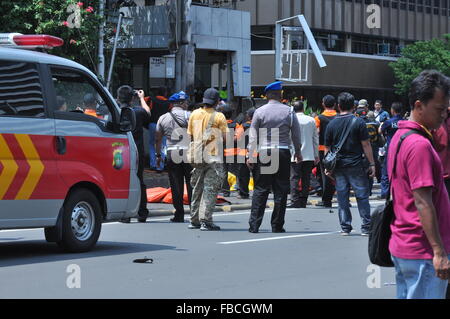 Jakarta, Indonesien. 14. Januar 2016. (Anmerkung der Redaktion: Bild zeigt Tod.) Polizei decken die Leichen der zivilen Opfer des terroristischen Bombenexplosion an der Verkehr Polizei Station in Sarina, indonesische Polizei haben bestätigt, dass sieben Tote nach mehreren Explosionen--man ein Selbstmordattentäter--ein beliebtes Einkaufszentrum in der Hauptstadt Jakarta am Donnerstag erschüttert. Bildnachweis: Azwar/Pacific Press/Alamy Live-Nachrichten Stockfoto