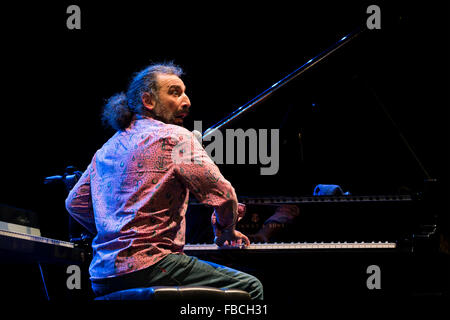 Neapel, Italien. 11. Januar 2016. Stefano Bollani, italienischer Pianist und Komponist, spielt Klavier und Fender Rhodes während seinem Klavier solo Tour namens "Arrivano Gli Alieni" im Teatro Augusteo. © Emanuele Sessa/Pacific Press/Alamy Live-Nachrichten Stockfoto