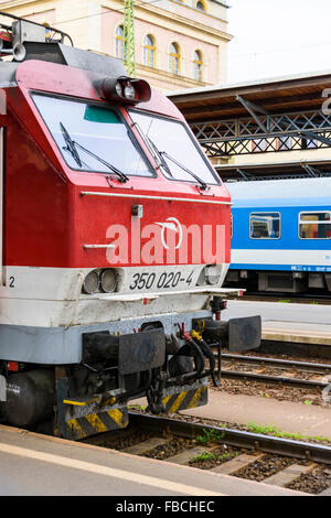 Slowakische Eisenbahnen ZSSK Klasse 350 elektrische Lok am Budapest Keleti-Bahnhof Stockfoto