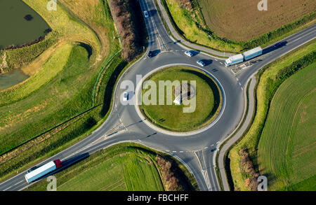 Luftaufnahme, Kreisverkehr mit vier Ausgängen, LKW, grüne Mitte, Skulptur Löwe in der Mitte, Übach-Palenberg, Rheinland, Europa, Stockfoto