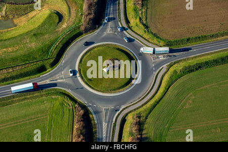 Luftaufnahme, Kreisverkehr mit vier Ausgängen, LKW, grüne Mitte, Skulptur Löwe in der Mitte, Übach-Palenberg, Rheinland, Europa, Stockfoto