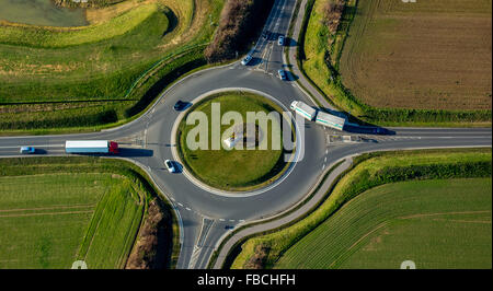 Luftaufnahme, Kreisverkehr mit vier Ausgängen, LKW, grüne Mitte, Skulptur Löwe in der Mitte, Übach-Palenberg, Rheinland, Europa, Stockfoto