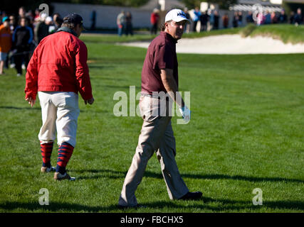 14. Februar 2010; Pebble Beach, Kalifornien, USA;  Phil Mickelson sucht seinen Ball beim dritten Loch während der Endrunde der Stockfoto