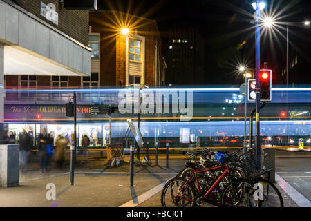 Lichtspur in der Nacht von einem vorbeifahrenden Bus in der Charles Street in Leicester Stockfoto