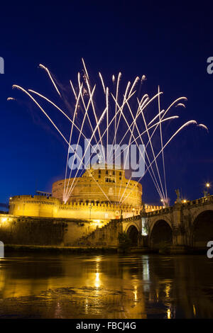 Feuerwerk während der Feierlichkeiten der Schutzheiligen von Rom, St. Peter und St. Paul, 29. Juni 2015, in Castel Sant'Angel Stockfoto