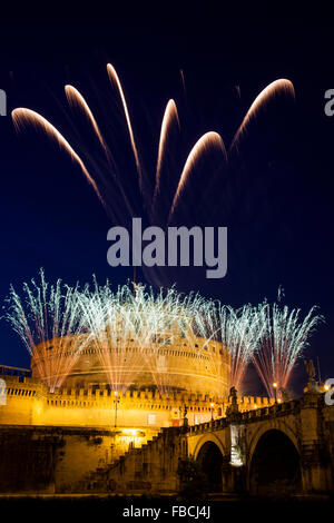 Feuerwerk während der Feierlichkeiten der Schutzheiligen von Rom, St. Peter und St. Paul, 29. Juni 2015, in Castel Sant'Angel Stockfoto