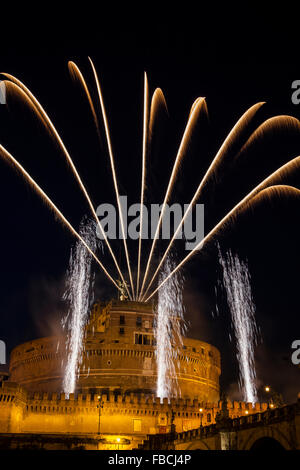 Feuerwerk während der Feierlichkeiten der Schutzheiligen von Rom, St. Peter und St. Paul, 29. Juni 2015, in Castel Sant'Angel Stockfoto