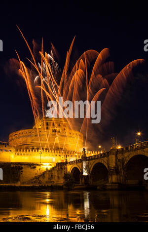 Feuerwerk während der Feierlichkeiten der Schutzheiligen von Rom, St. Peter und St. Paul, 29. Juni 2015, in Castel Sant'Angel Stockfoto