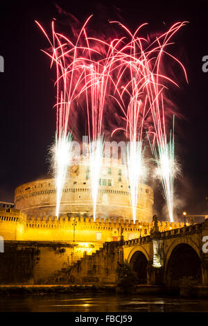 Feuerwerk während der Feierlichkeiten der Schutzheiligen von Rom, St. Peter und St. Paul, 29. Juni 2015, in Castel Sant'Angel Stockfoto