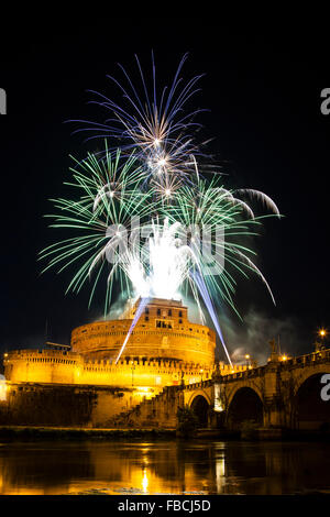 Feuerwerk während der Feierlichkeiten der Schutzheiligen von Rom, St. Peter und St. Paul, 29. Juni 2015, in Castel Sant'Angel Stockfoto