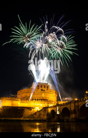 Feuerwerk während der Feierlichkeiten der Schutzheiligen von Rom, St. Peter und St. Paul, 29. Juni 2015, in Castel Sant'Angel Stockfoto