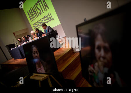 Mexico City, Mexiko. 14. Januar 2016. Argentinische Menschenrechtsaktivistin und Gründer der argentinischen Großmütter der Plaza de Mayo Association, Estela Barnes de Carlotto (3. R), Teil an der Präsentation des Berichts "ein Geschäft der Faulheit: der Staat als Reaktion auf verschwinden von Menschen in Mexiko", herausgegeben von der Menschenrechtsorganisation Amnesty International (AI) in Mexiko-Stadt, Hauptstadt von Mexiko, 14. Januar 2016 zu verteidigen. © Pedro Mera/Xinhua/Alamy Live-Nachrichten Stockfoto