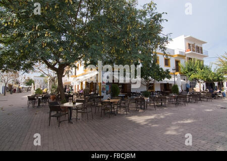 Restaurant auf dem Platz an einem sonnigen Tag am 15. Dezember 2015 in Santa Gertrudis de Fruitera in Ibiza, Balearen, Spanien Stockfoto