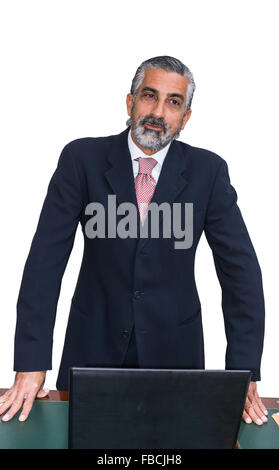 Gut aussehend Geschäftsmann in seinem Atelier in Anzügen, bärtig, grizzled. Stockfoto