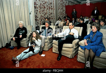 Washington, DC, USA, 31. Januar 1993 Präsident William Jefferson Clinton Uhren den Superbowl in der Familie Kino des weißen Hauses. Mit ihm sind L-R Gouverneur von Texas Ann Richards President Clinton, Gouverneur von New York, Mario Cuomo. Vor dem Präsidenten sitzt seine Tochter Chelsea hält ihre Katze Socken Credit: Mark Reinstein Stockfoto