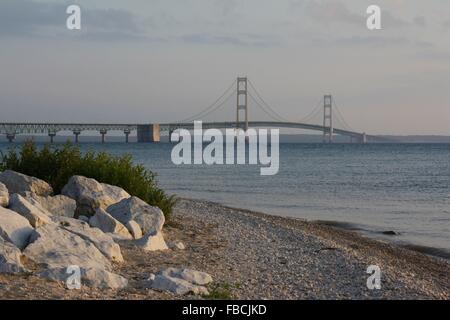 Mackinac Brücke in Michigan während Sommerabend mit ruhigem Wasser. Stockfoto