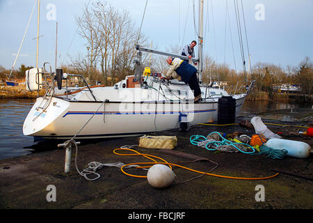 Zwei Männer bereiten auf n Lough Derg Tipperary Ireland eine 34 Fuß Saddler-Yacht für die Segelsaison vor Stockfoto