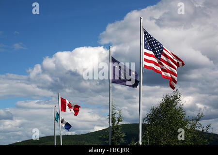 Vier Flaggen auf Alaska Grenze, BC, Kanada, Alaska, USA Stockfoto