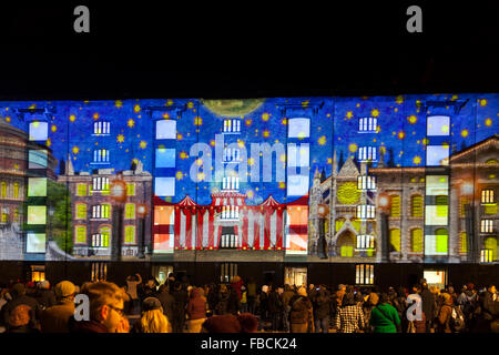 London, Vereinigtes Königreich. 14. Januar 2016. Die Menschen sehen die "Circus of Light" Projektion von Ocubo auf Granary Square. Lumiere London ist eine neue Licht-Festival, die für vier Nächte, zielt darauf ab, einige von Londons berühmten Straßen und Gebäude in Kings Cross, Mayfair und dem West End, verwandeln mit Projektionen und Installationen von Lichtkünstler. Bildnachweis: Imageplotter und Sport/Alamy Live Nachrichten Stockfoto