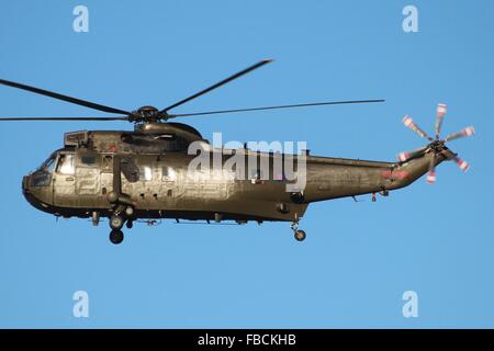 ZA297, ein Westland Sea King HC4 der Royal Navy, am Flughafen Prestwick. Stockfoto