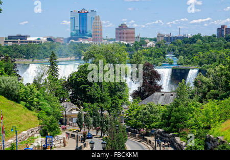 Niagara Falls City Straßenszene in Kanada und amerikanischen Wasserfälle in New York Staaten mit Menschen in Niagara Falls State Park Stockfoto