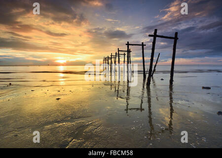 Atemberaubenden Sonnenuntergang über den schlammigen Strand in Kuala Selangor, Malaysia. Stockfoto