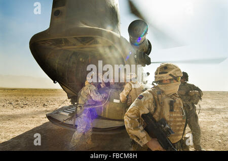 Ein US Army CH 47 Chinook herauf britische Truppen und Kit in der Nähe von NowZad in der Provinz Helmand, südlichen Afghanistan Stockfoto