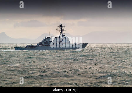 USS Mitscher übt ein Ausübung vor der Westküste von Schottland während Nato Zerstörer der Arleigh Burke-Klasse. Stockfoto