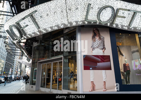 Ann Taylor Loft, einem beliebten Mode Bekleidungskette Ladenfront mit Leuchtreklame in Times Square in New York City Stockfoto