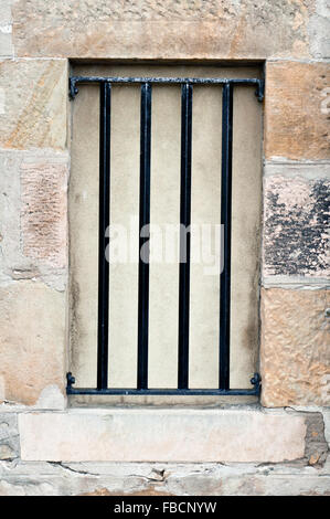 Eine geschlossene Fensterraum mit schwarzen Metall-Stangen Stockfoto