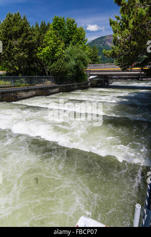 Wasser fließt durch die Fischtreppe am Bonneville Dam.  Cascade Locks, Oregon, USA Stockfoto