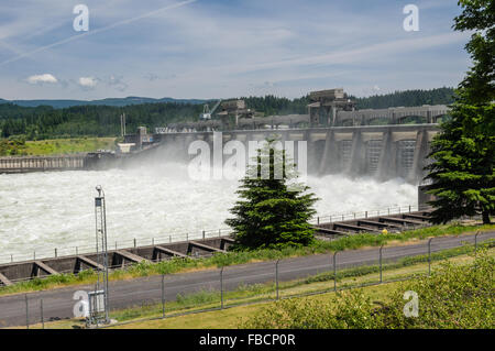 Wasser aus den Toren am Bonneville Dam Wasserkraftwerk entlassen wurden.  Cascade Locks, Oregon, USA Stockfoto