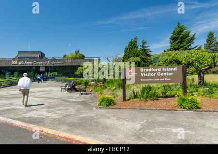Besucher an der Bradford Island Visitor Center des Bonneville-Staudamms. Cascade Locks, Oregon, USA Stockfoto