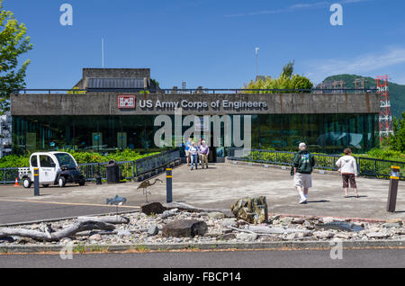 Besucher an der Bradford Island Visitor Center des Bonneville-Staudamms. Cascade Locks, Oregon, USA Stockfoto