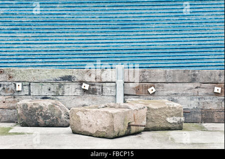 Felsen, Holz und Metall Außenwand Stockfoto