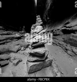 Ein Cairn kleiner Steine in einem Slotcanyon führt Wanderer Stockfoto