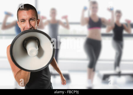 Das zusammengesetzte Bild der männlichen Trainer Kreischen durch Megafon Stockfoto