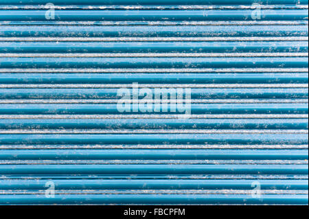 Teil von einem verwitterten blauen gewellten Blech als Hintergrund Stockfoto