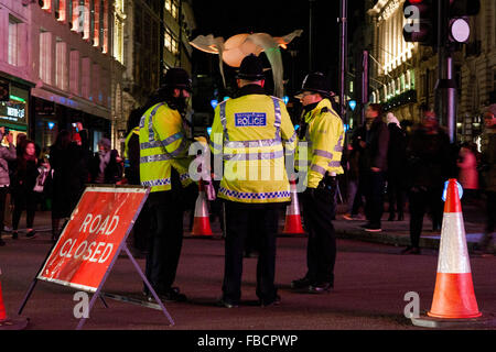 London, UK. 14. Januar 2016. Von LEDs beleuchtet, hell farbigen Fischen hergestellt für die Fete des Lumi-Res Lyon, erleuchten den Nachthimmel entlang Piccadilly London UK Credit: Martyn Wheatley/Alamy Live News Stockfoto